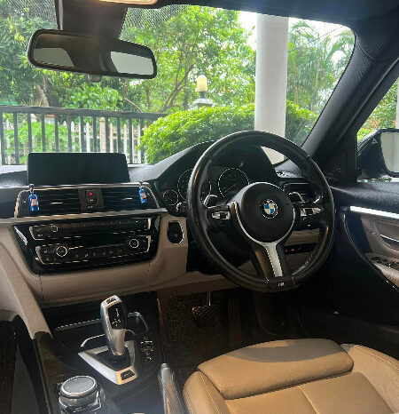 
								BMW 330e Sport full									